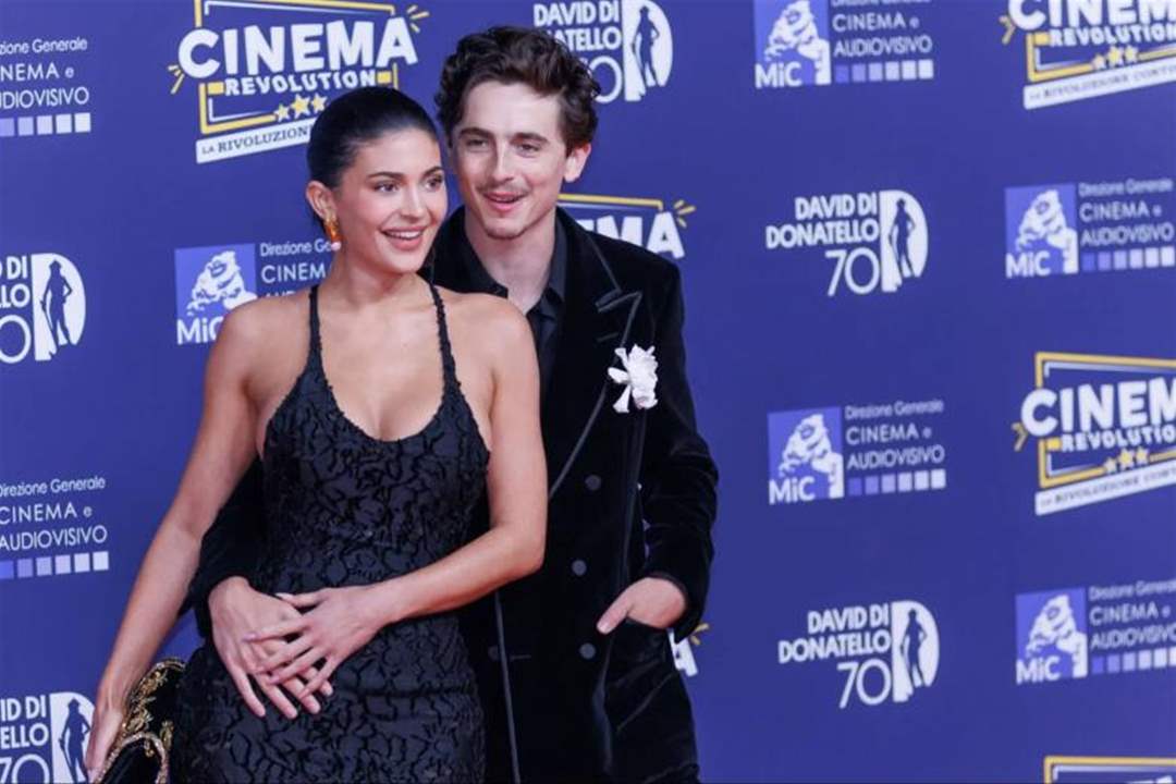 ظهور رومانسي يعيد كايلي جينر وتيموثي شالاميت إلى الواجهة وينهي شائعات الانفصال