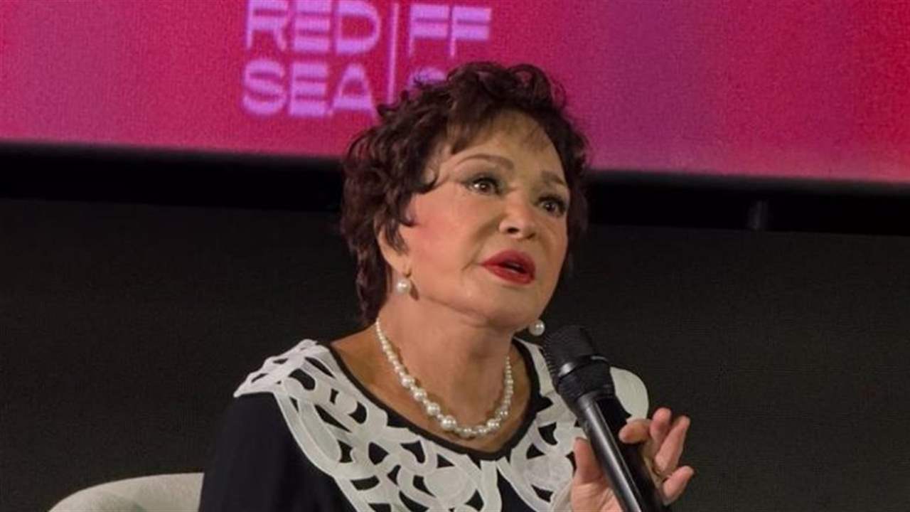 موقف طريف لـ لبلبة مع معجب حاول الاقتراب منها: مفيش بوس… مراتك تزعل