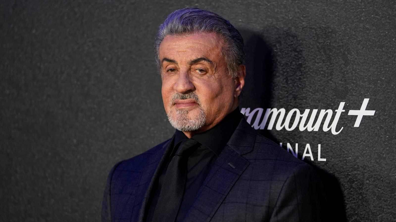 سيلفستر ستالون يلفت الأنظار باتكائه على عصا في حفل كينيدي..فما السبب؟