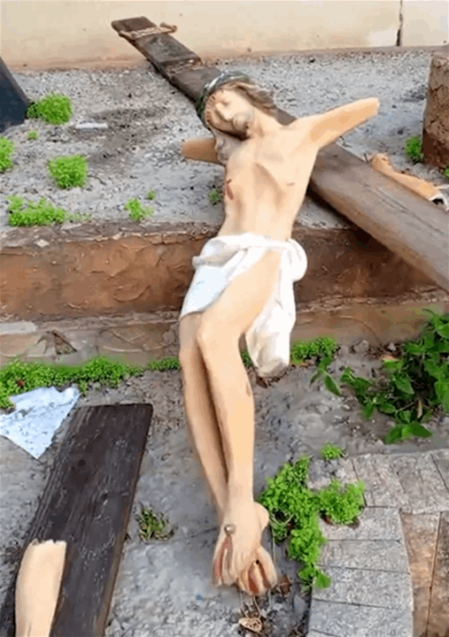 بالفيديو.. تحطيم صليب المسيح في الدّورة 