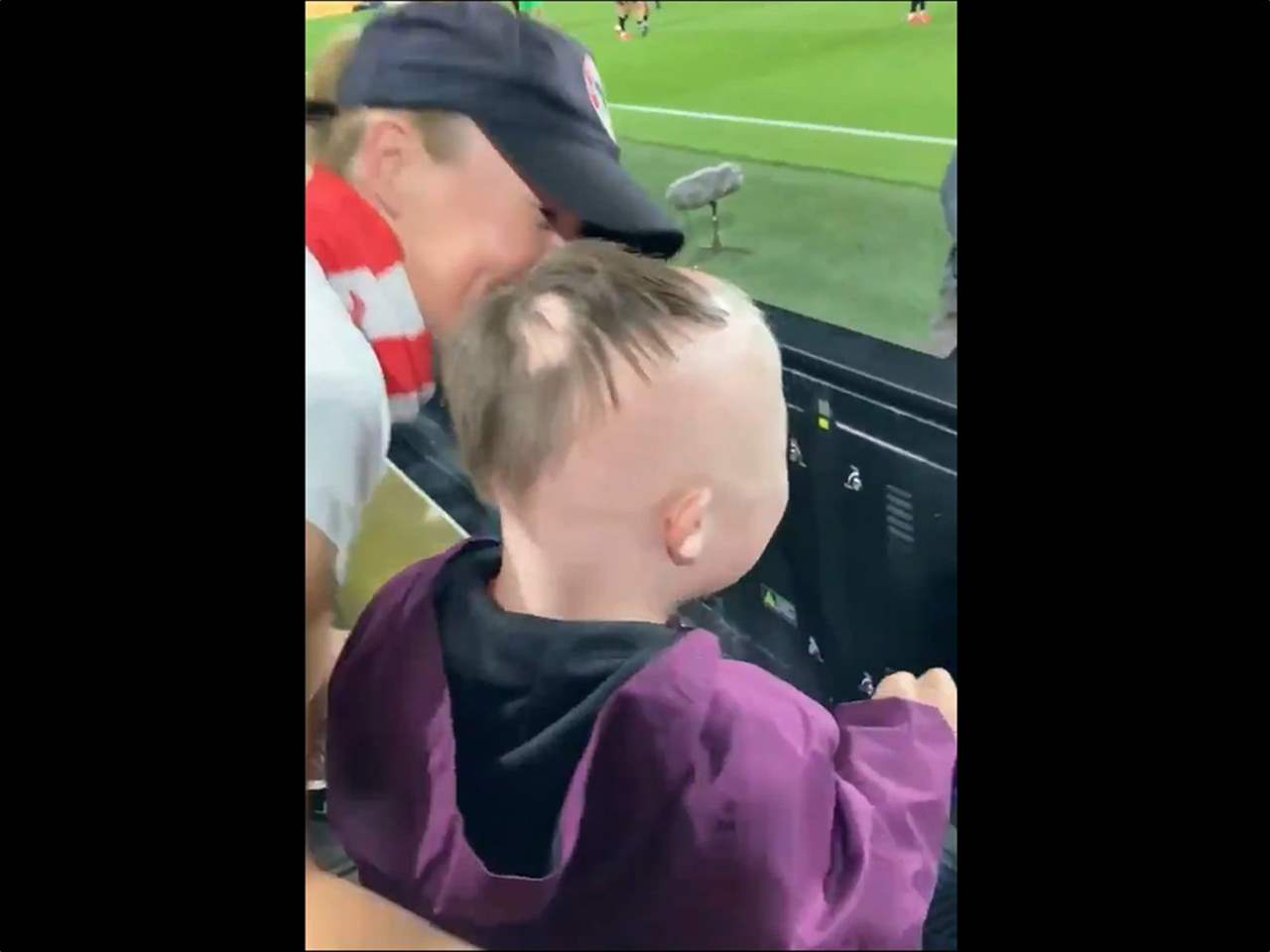 فيديو - برينتفورد يقدّم درسا في الإنسانية بعد موقف مؤثر مع طفل