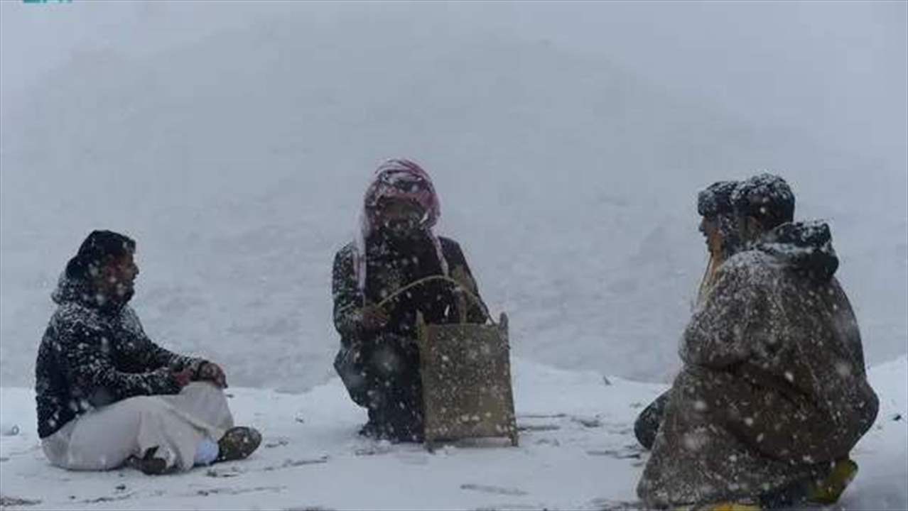 بالفيدبو.. دبكة سعودية تحت الثلوج