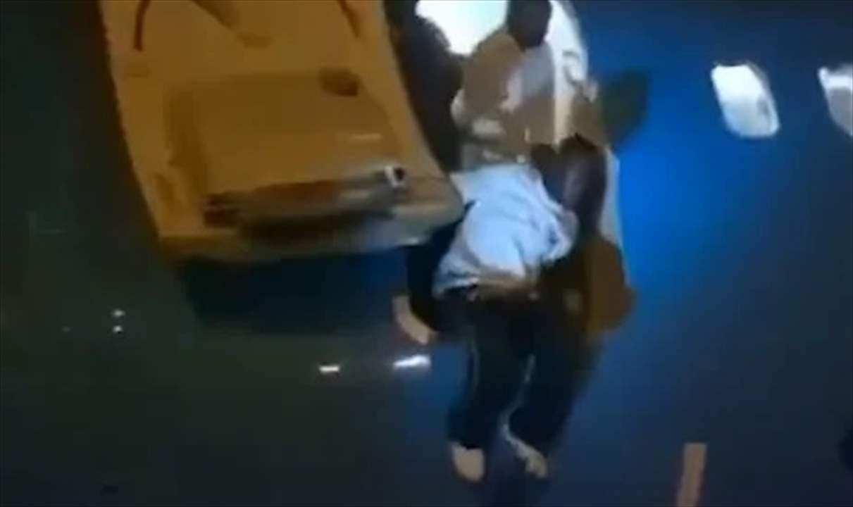 لم يعثروا على السلم.. فقفزوا من الطائرة (فيديو)