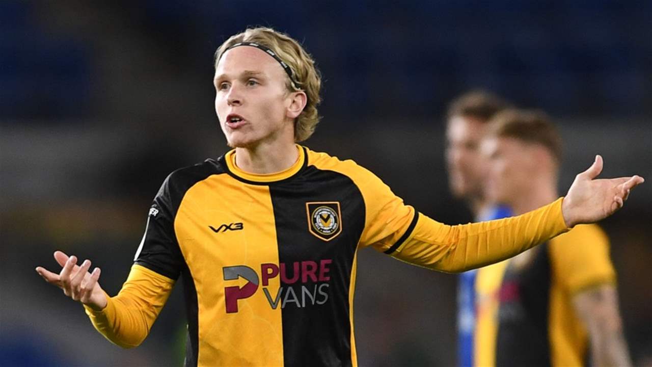 فيديو - هدف من منتصف الملعب يشعل المدرجات