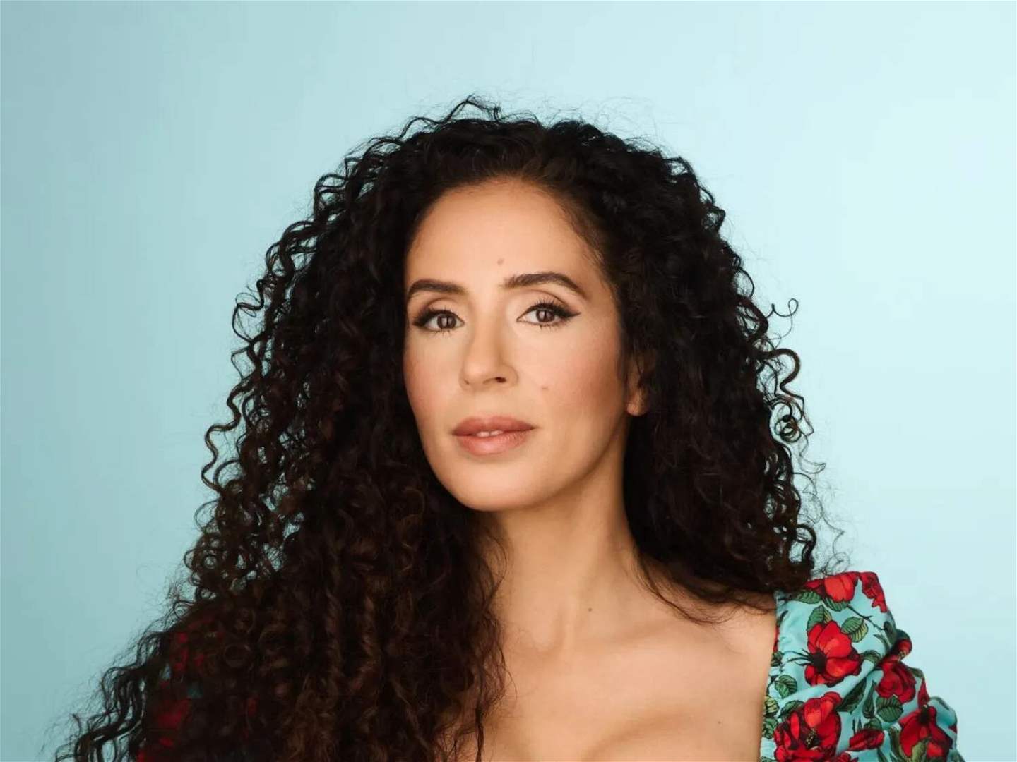 عائشة كاي تفاجئ الجميع بظهورها بفستان الزفاف وفيديو لها يتصدر