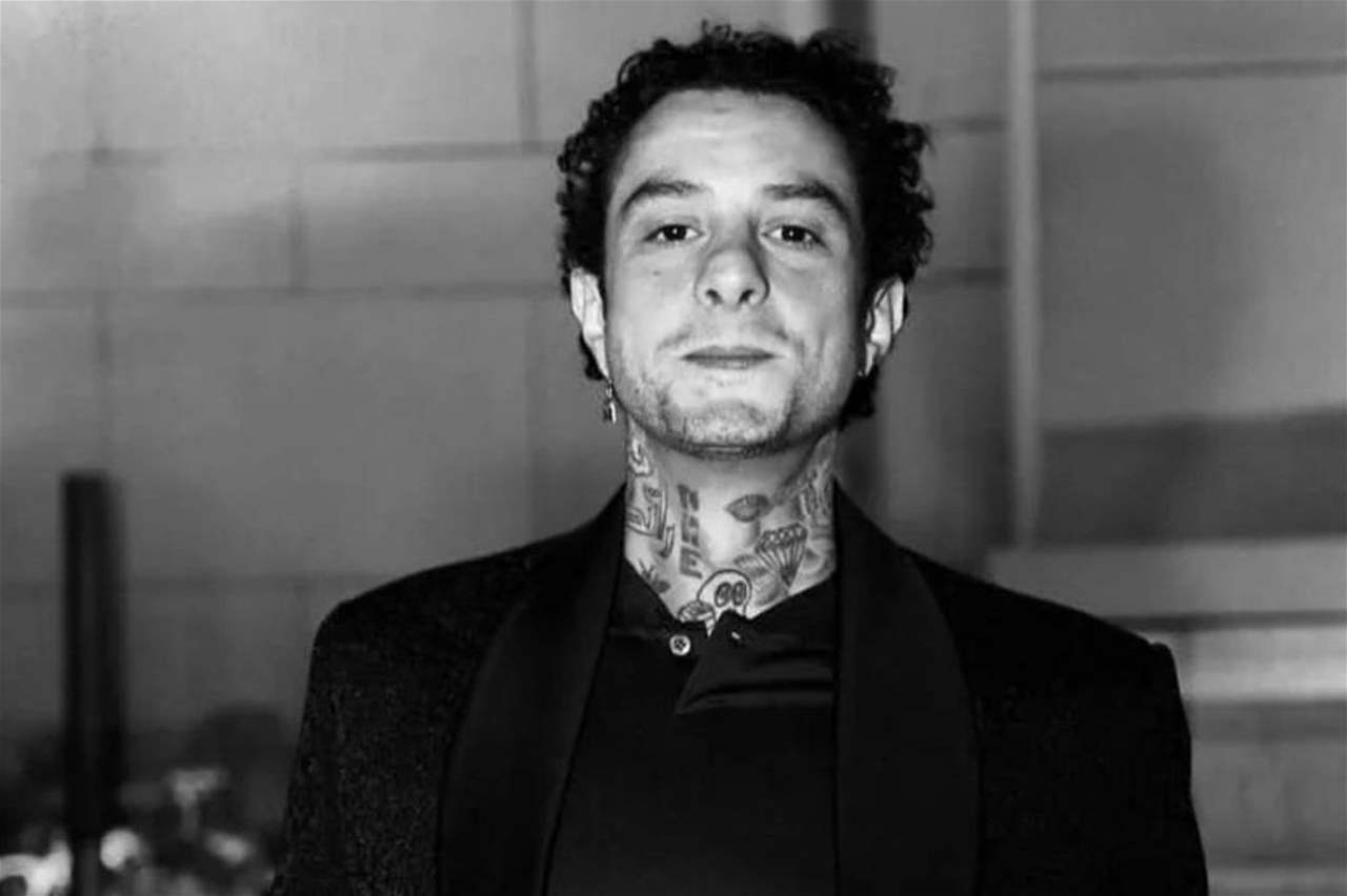 أحمد الفيشاوي ينهار في عزاء والدته سمية الألفي ويمنع التصوير 