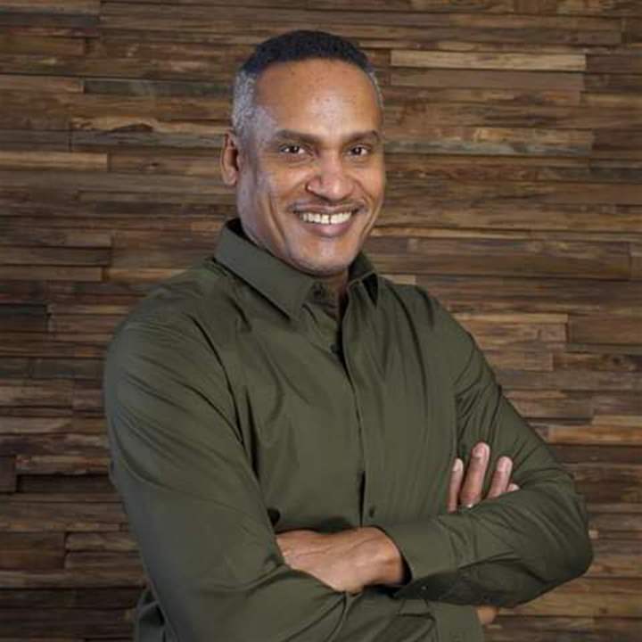 عرض الفنان السوداني محمد تروس في كمبالا يثير جدلا واسعا