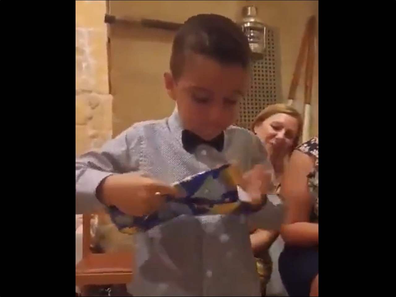 فيديو - طفل مشجع ليوفنتوس يتلقى قميص إنتر ميلان كهدية عيد الميلاد وردة فعله مذهلة