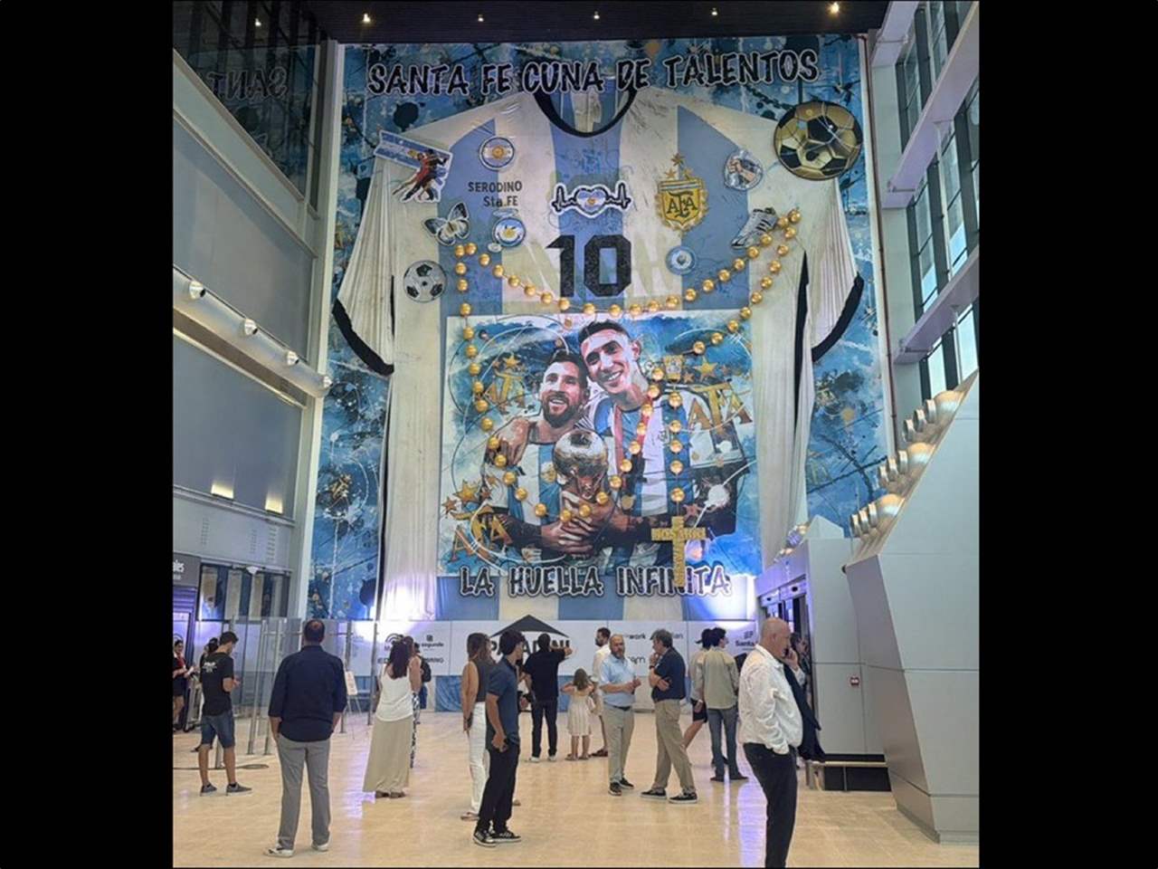 مطار روزاريو يزدان بـ "الأثر الأبدي" تكريماً لميسي ودي ماريا