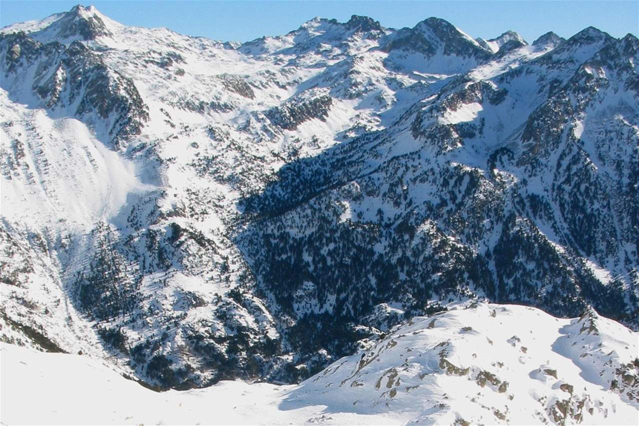 مأساة في بانتيكوسا: انهيارٌ ثلجي يخلّف ثلاث قتلى ومصابة