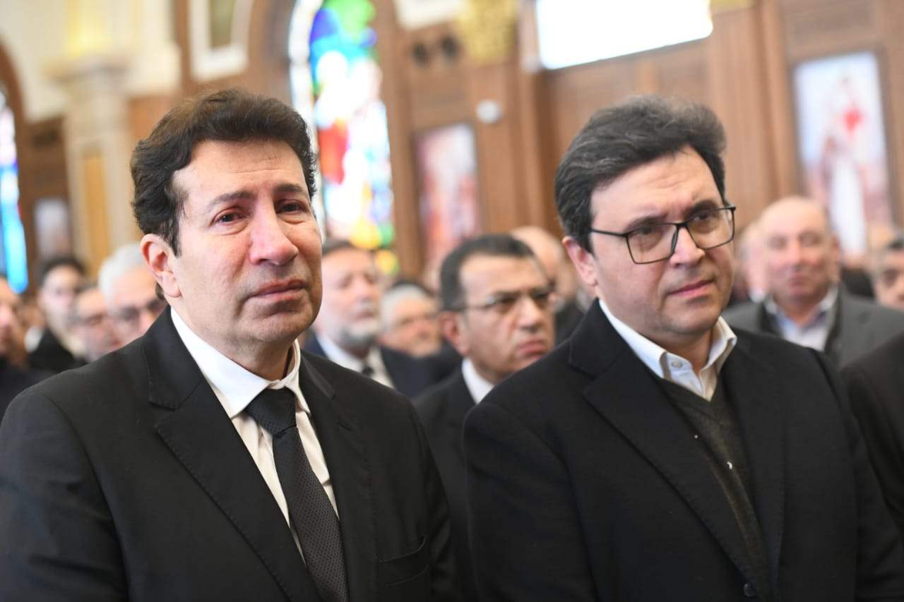 لقطات مؤثرة.. انهيار هاني رمزي وشقيقه في وداع والدتهما