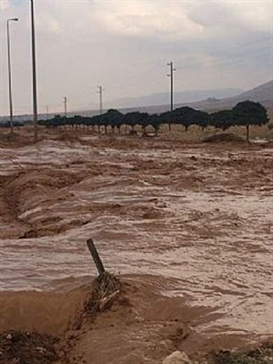 بسبب السيول.. مبنى مهدد بالانهيار