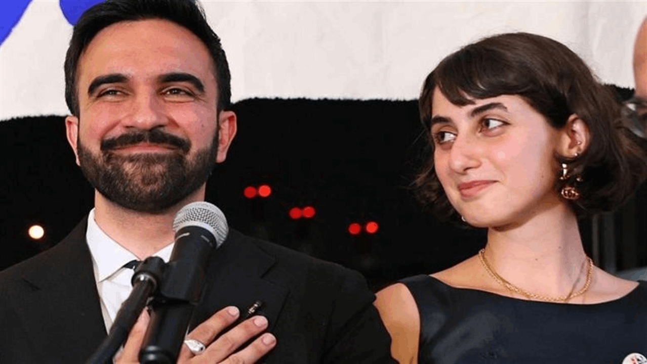 راما دوجي تخطـ ـف الأنظار من زوجها زهران ممداني لحظة تنصيبه عمدة لـ نيويورك 