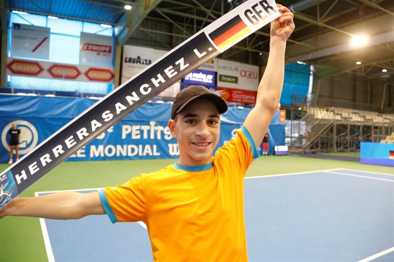 فيديو - موهبة استثنائية بعمر 13 عاماً تُبهر عالم التنس