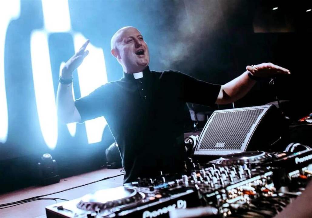 كاهن DJ في لبنان.. جدل واسع قبيل الحفلة (تقرير)