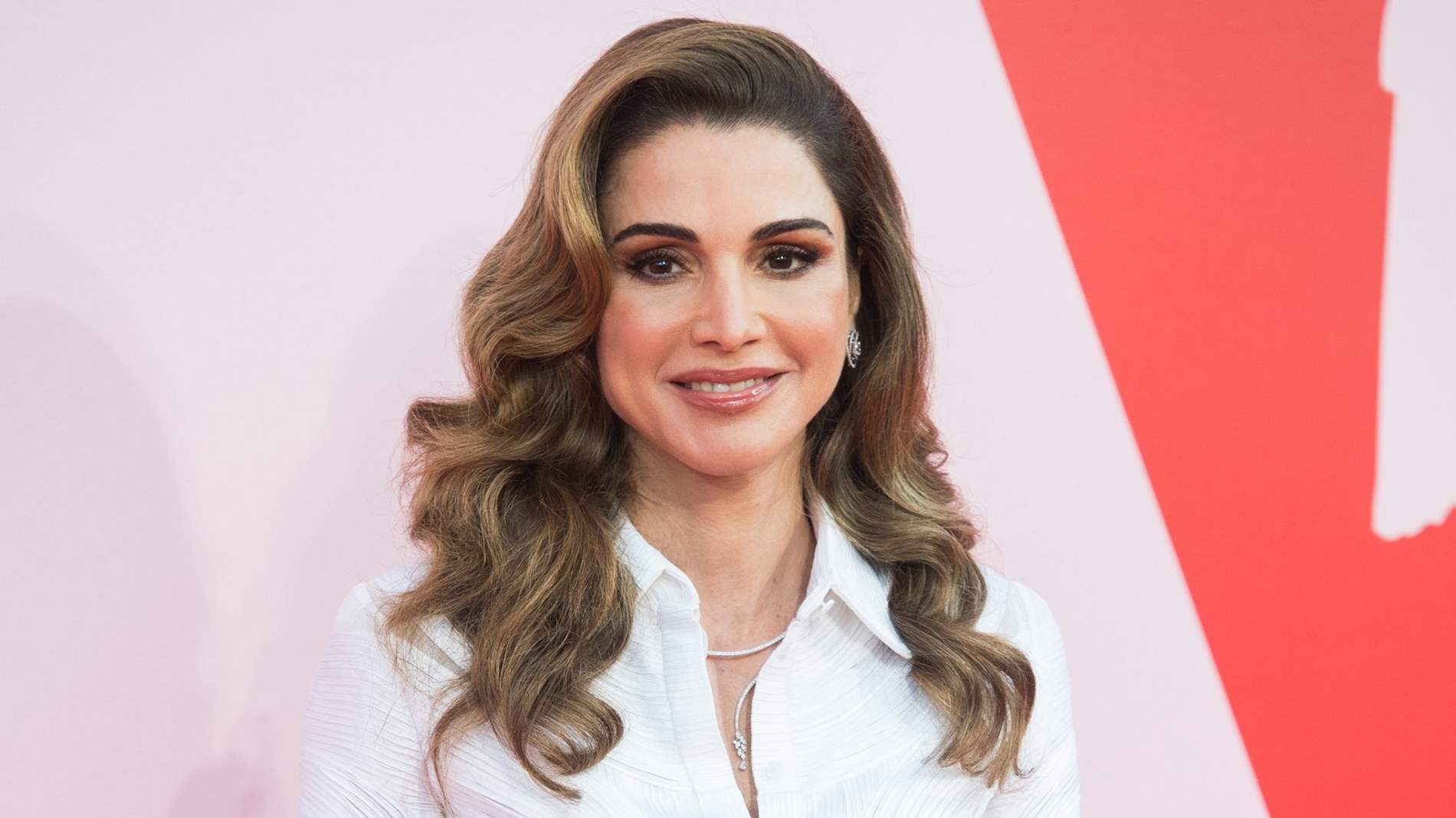 الملكة رانيا والاميرة سلمى برحلة استكشافية لوادي رم 