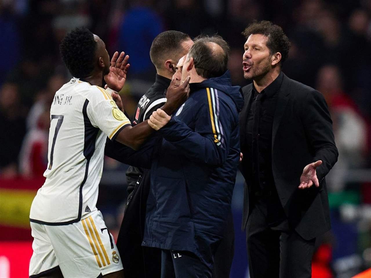 فيديو - توتّر بين فينيسيوس وسيميوني في مباراة السوبر