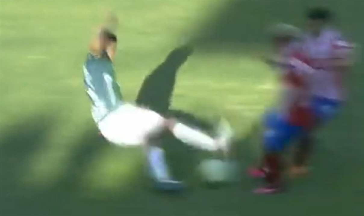 فيديو - اللاعب الذي استحق بطاقتين حمراوين