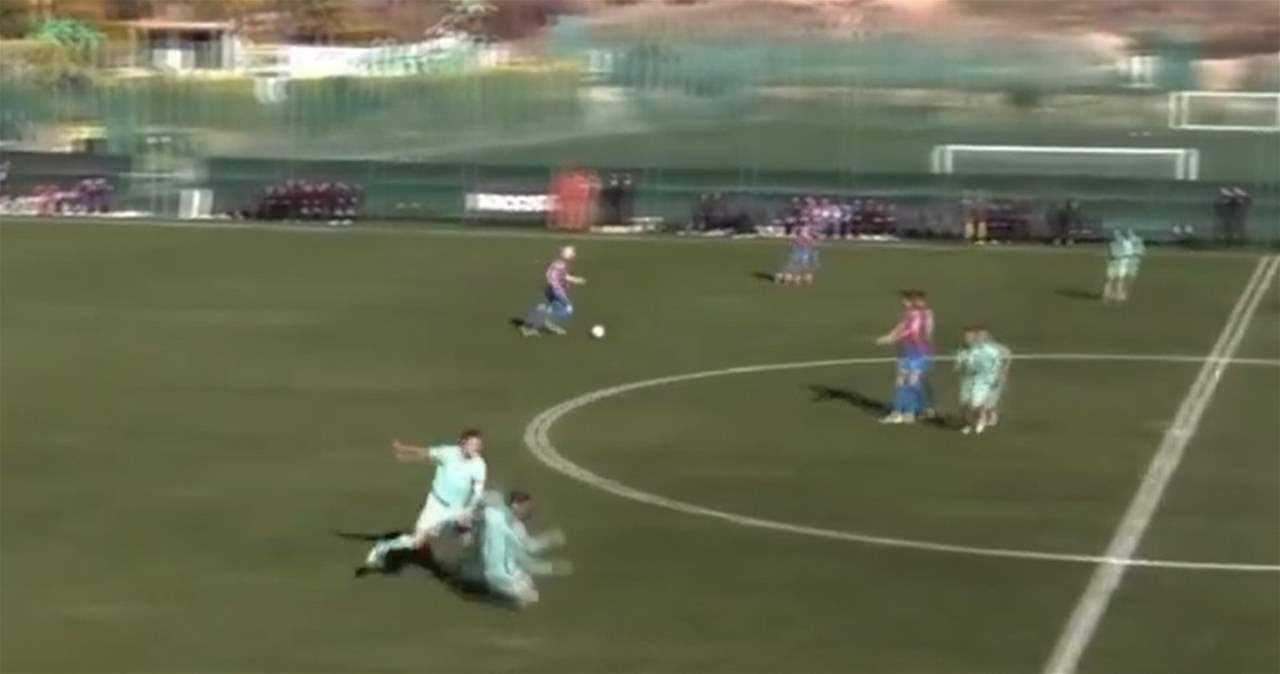 فيديو - لاعب يعتدي على زميله في مباراة