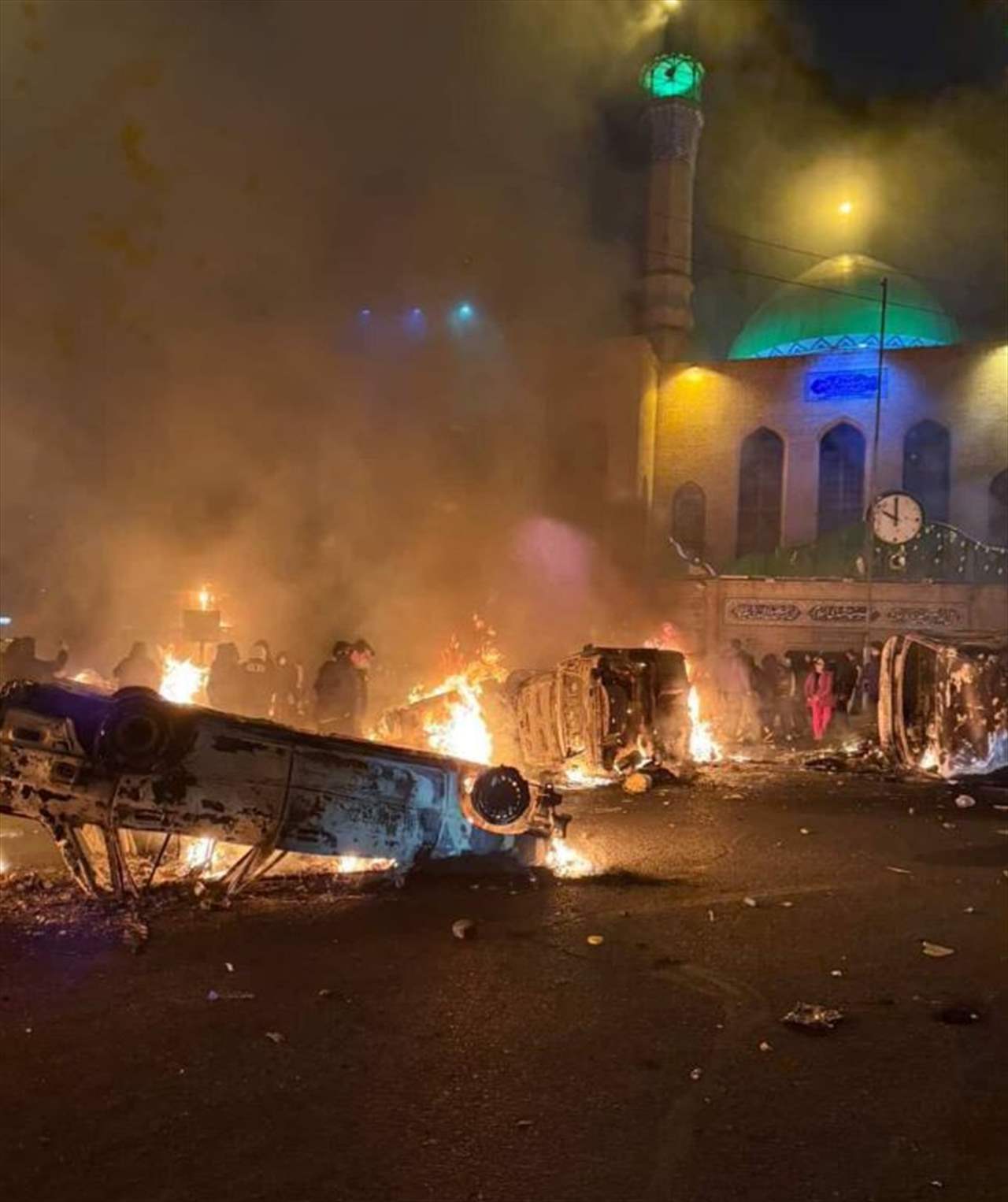 في ايران.. إضرام النار بمبنى بلدية! (فيديو)