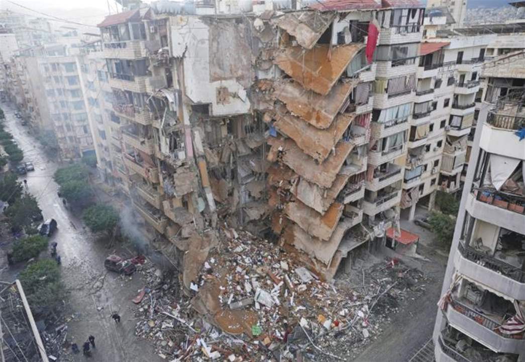 بعد تضرره في الحرب.. لحظة انهيار مبنى! (فيديو)