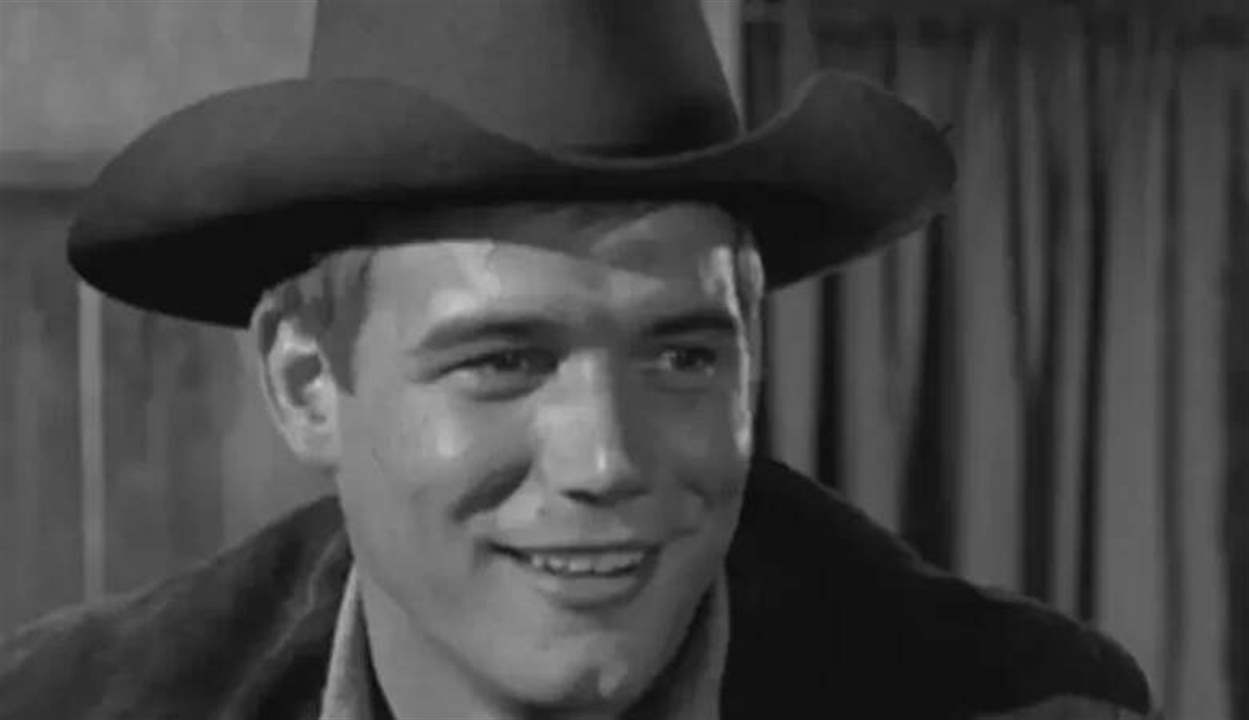 وفاة النجم الأميركي روجر إيوينغ بطل مسلسل "غانسوك" عن عمر 83 عامًا