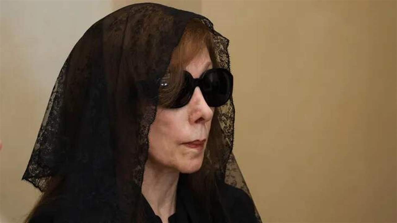 لحظة خروج فيروز من الكنيسة بعد انتهاء صلاة الجنازة عن راحة نفس نجلها هلي (فيديو)