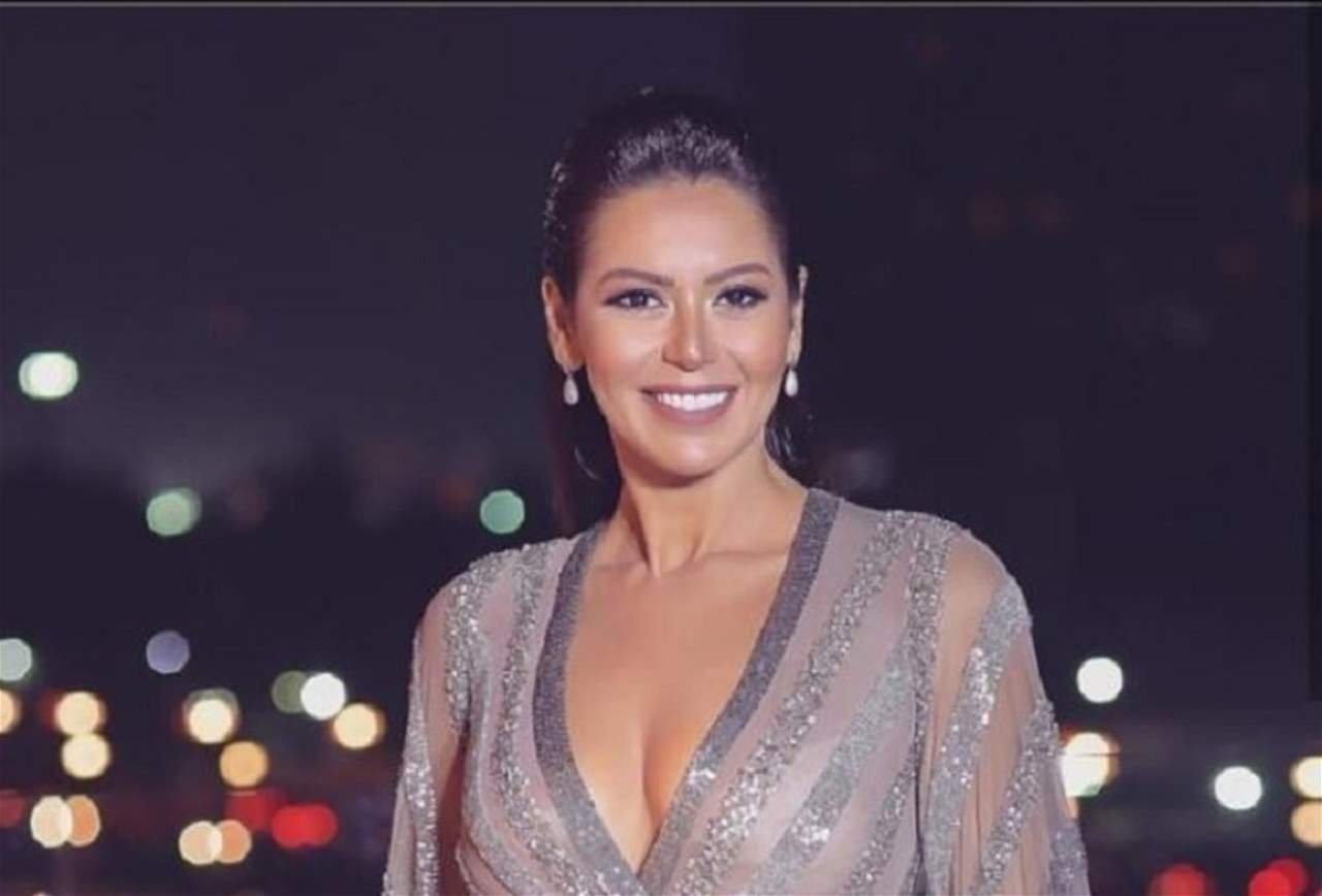 لقاء الخميسي برسالة مؤثرة عن الصبر وسط أزمة طلاق زوجها