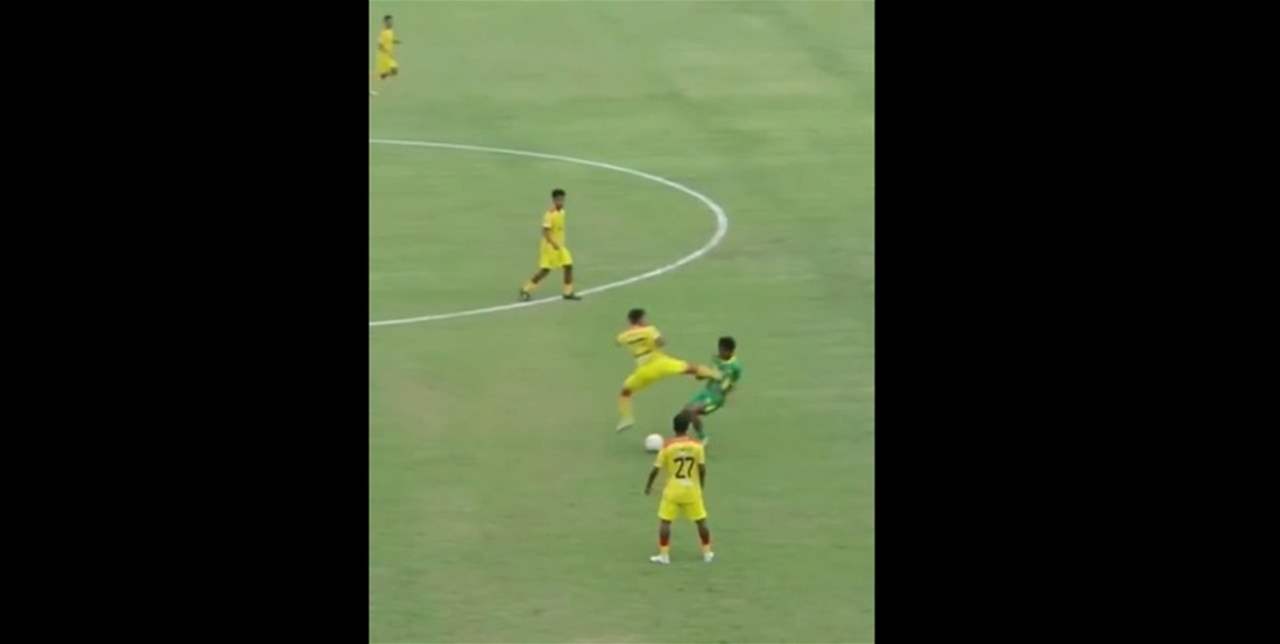 بالفيديو – بعد تدخّل عنيف على خصمه .. انتهت مسيرته