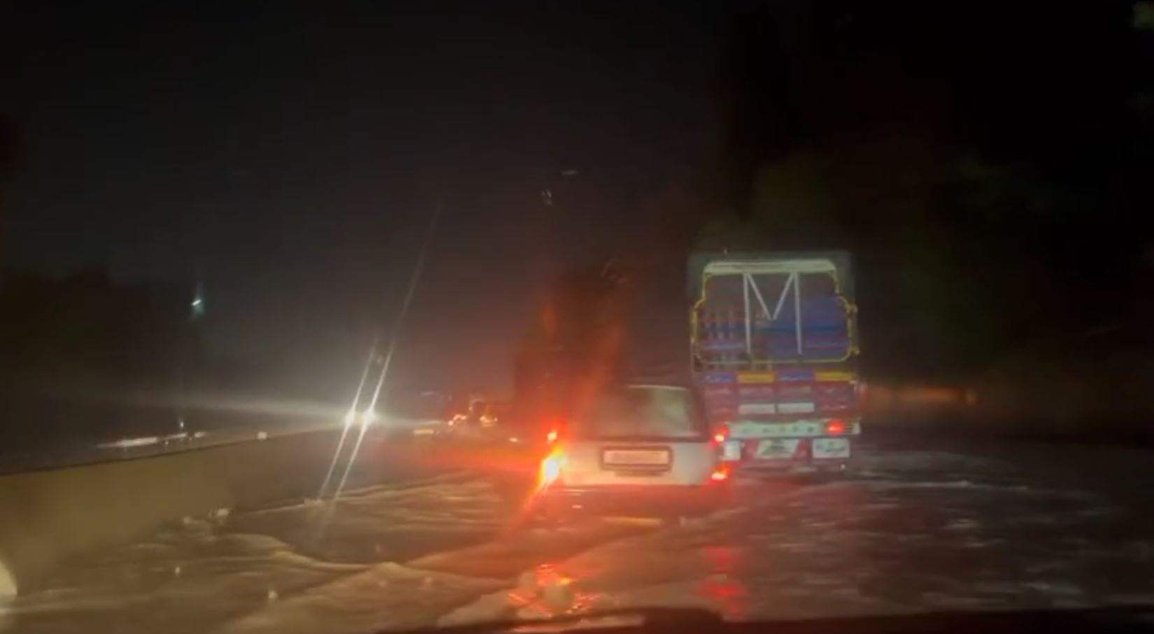 بالفيديو - غرق أوتوستراد شكا–طرابلس وتعطل سيارات وسط الطريق  