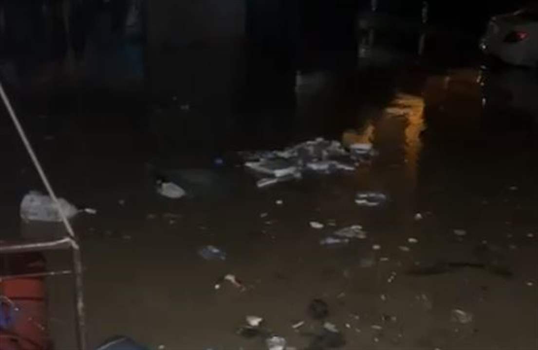 بالفيديو  - بحيرة أمطار تشل المرور عند مدخل مخيم البداوي  