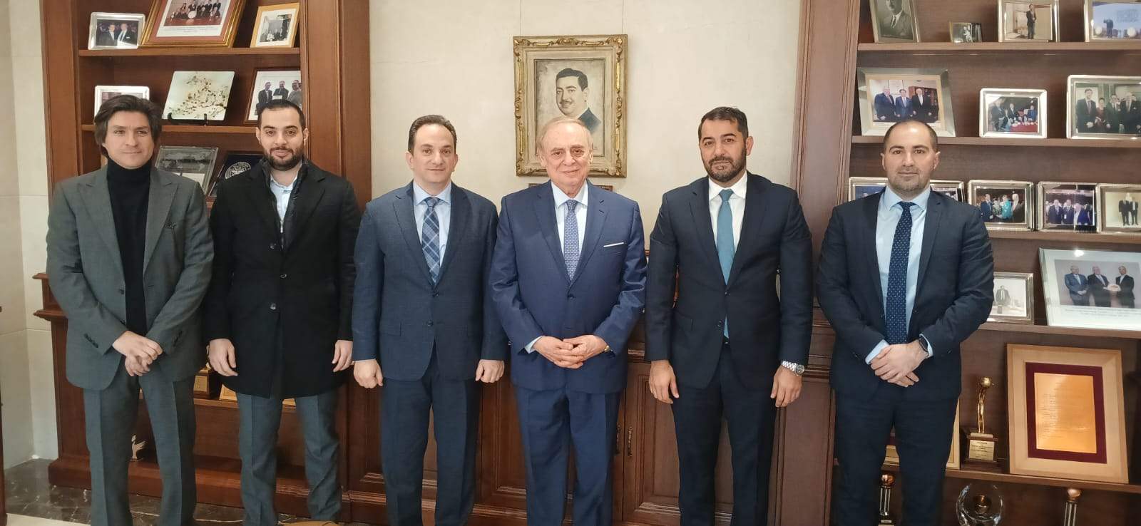 فريد البستاني يستقبل وفدًا من الملحقين الاقتصاديين ويؤكد أهميتهم في تعزيز الصادرات اللبنانية وفتح الأسواق الجديدة.