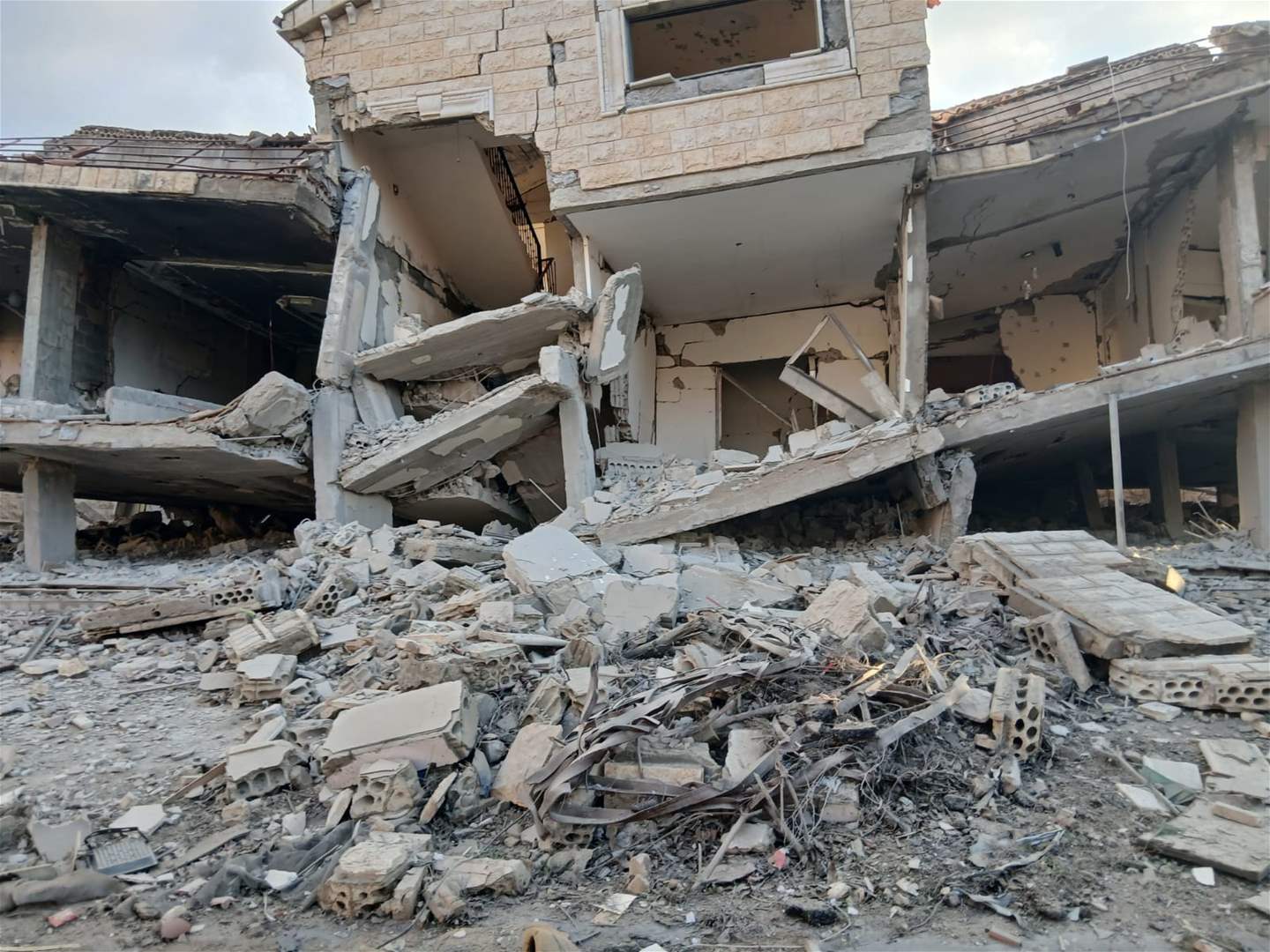 قوة اسرائيلية تسللت وفجرت منزلا وسط بلدة كفركلا الحدودية (صورة)