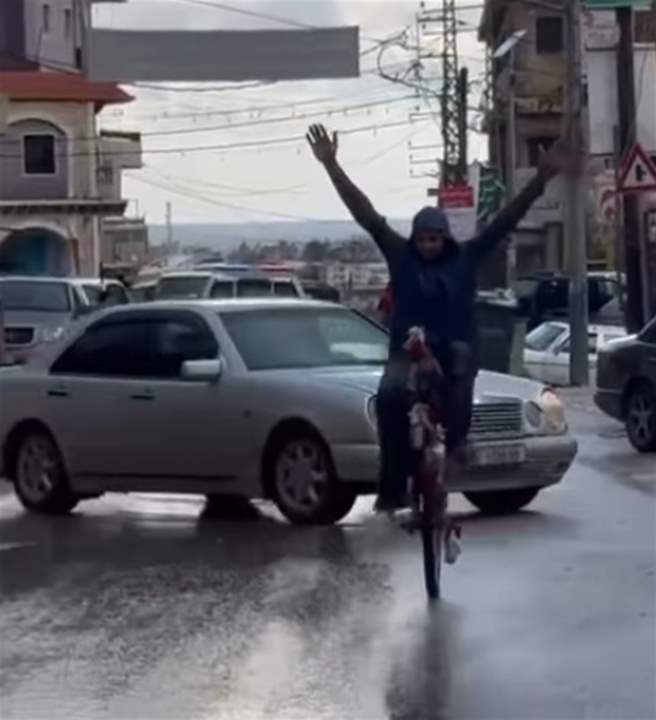 نصف دراجة.. وسائق يتحدى الفيزياء! (شاهد الفيديو) 