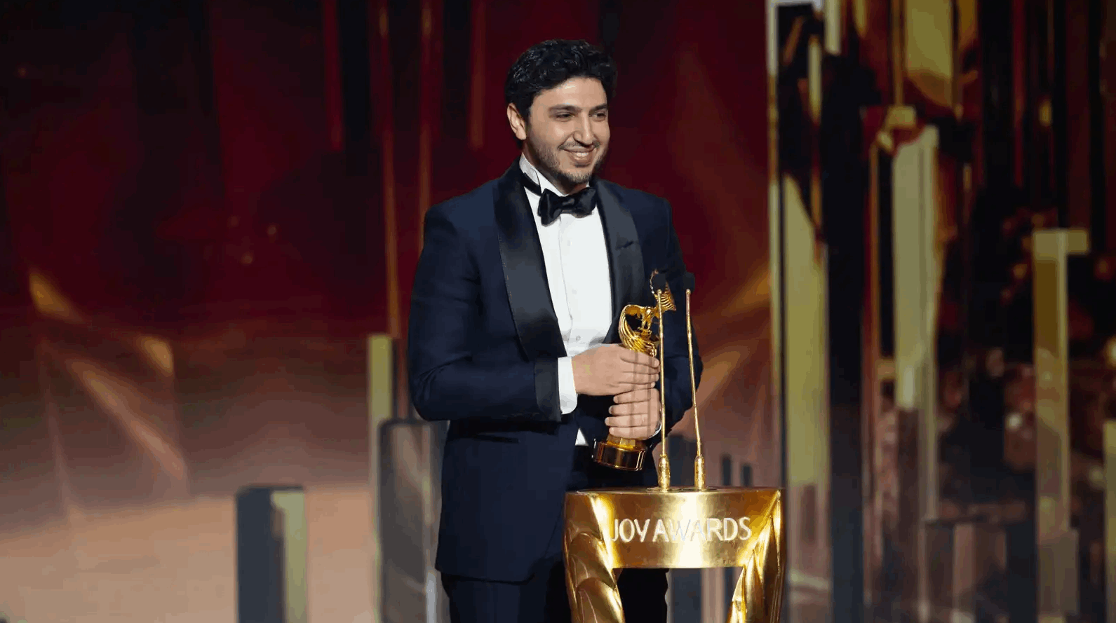 محمد فضل شاكر يعلن حمل زوجته خلال تكريمه في Joy Awards