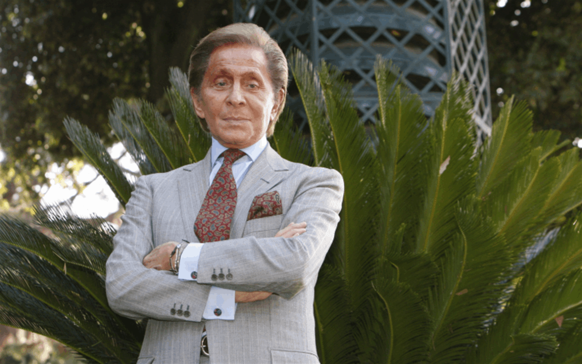 رحيل أسطورة الأزياء الإيطالية فالنتينو غارافاني عن 93 عامًا