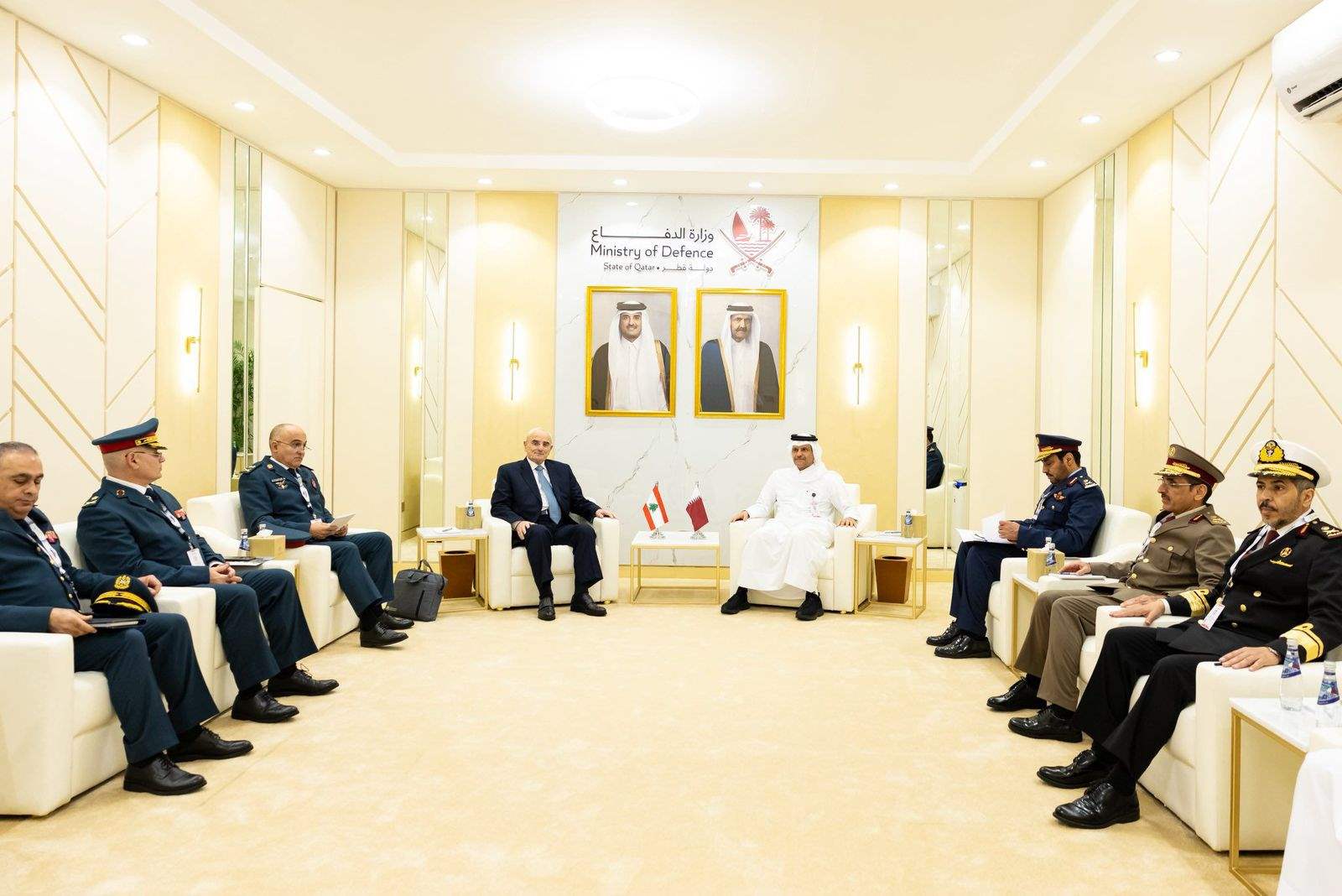 بالصور- وزير الدفاع يجول في معرض الدوحة الدولي للدفاع البحري ويلتقي أمير دولة قطر