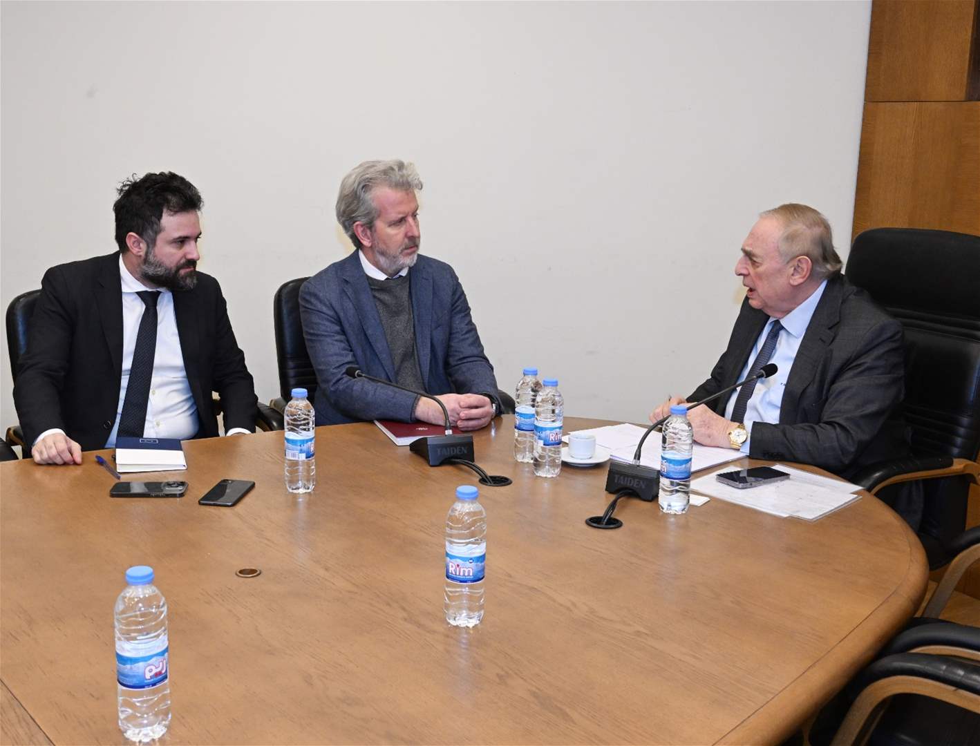 البستاني يبحث الاتفاقيات مع الصين وقانون الانتظام المالي مع الاتحاد الأوروبي