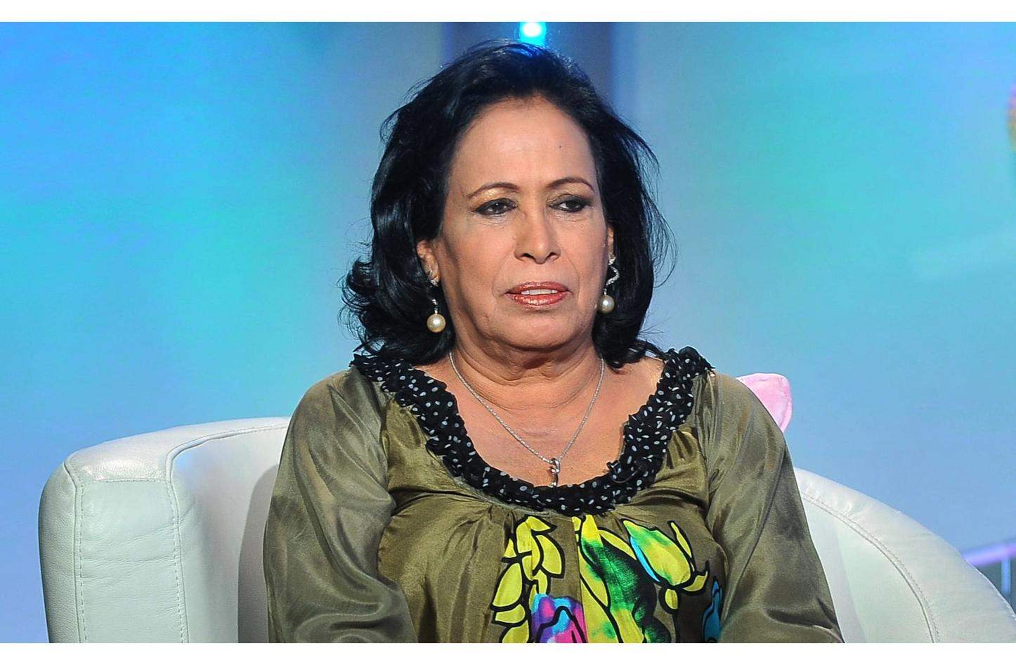 ابنة حياة الفهد تبكي بحرقة على والدتها والشبه بينهما يثير ضجة واسعة 