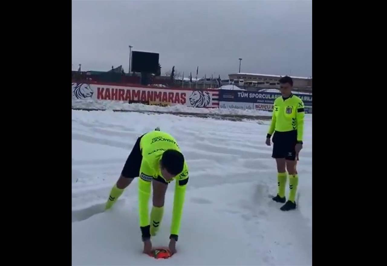 فيديو - الثلوج تُغرق الكرة والحكم يؤجل المباراة