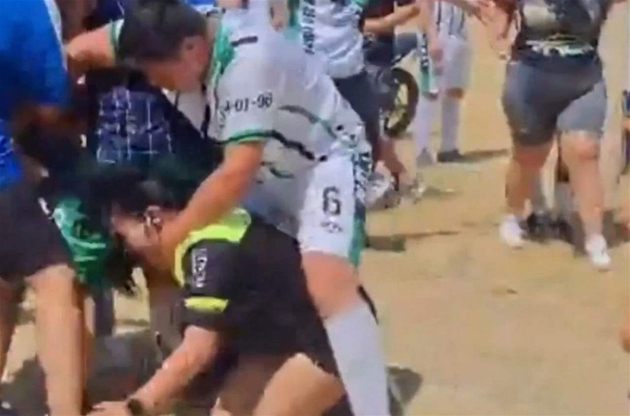 فيديو - اعتداء صادم على حكمة شابة