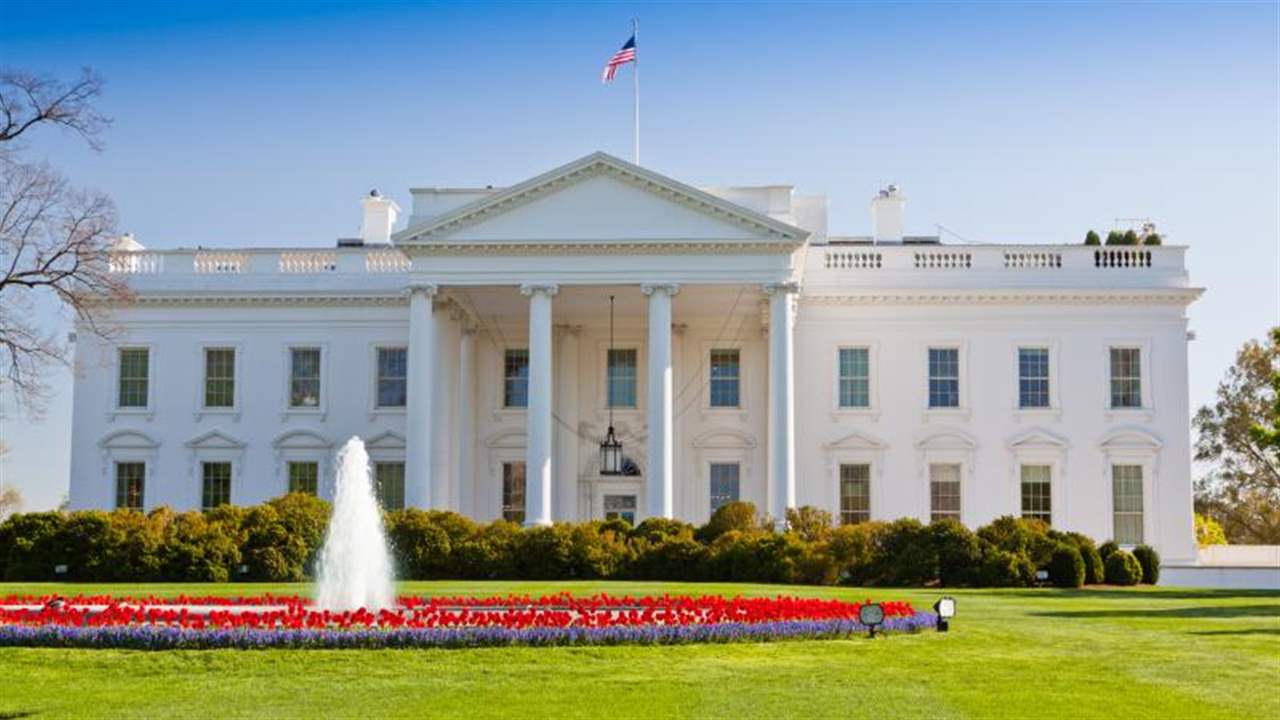 برفقة بطريق.. ترامب يدخل غرينلاند! (صورة)