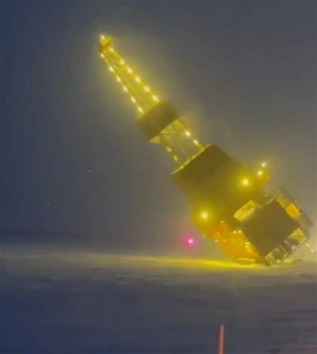 انهيار منصة نفطية - شاهد الفيديو