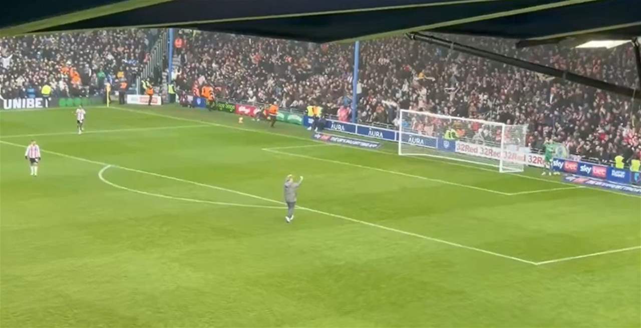 فيديو - مشجع اقتحم الميدان مُستفزّاً أصحاب الأرض