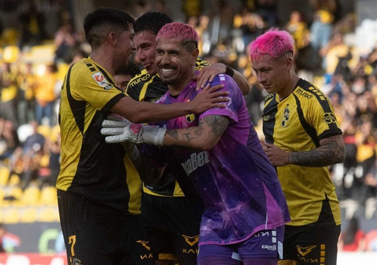 فيديو - صدّ ركلتيّ ترجيح بيدين عاريتين وسجل فحصد اللقب