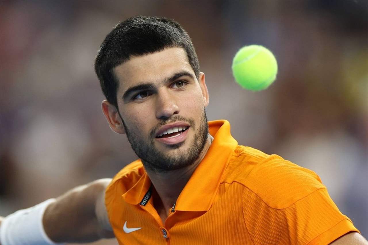 فيديو - ألكاراز يُمتع الجمهور بحركاته الاستعراضية