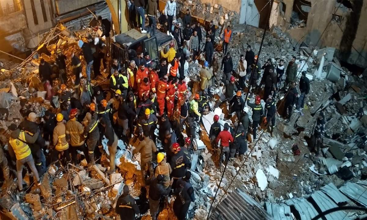 لم تغادر المكان.. قطة تحرس النقطة التي عُثر فيها على اليسار (شاهد الفيديو) 