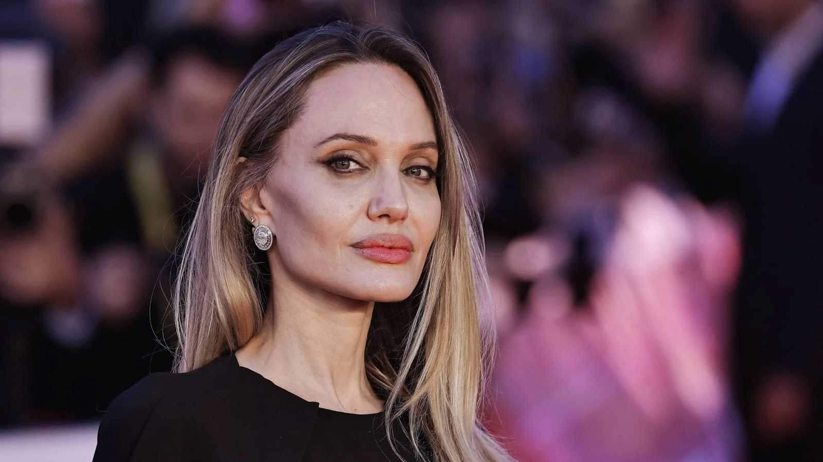 بحثاً عن الهدوء والأمان… أنجلينا جولي تخطط للرحيل عن الولايات المتحدة