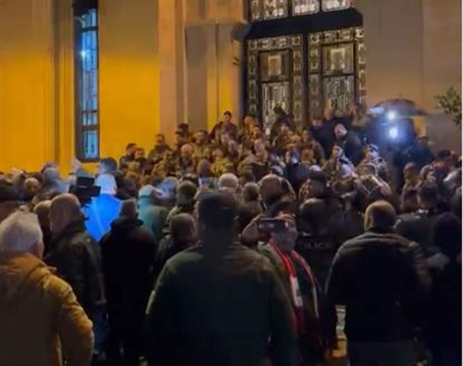  المتظاهرون يقتحمون ساحة النجمة ويصلون الى بوابة المجلس النيابي