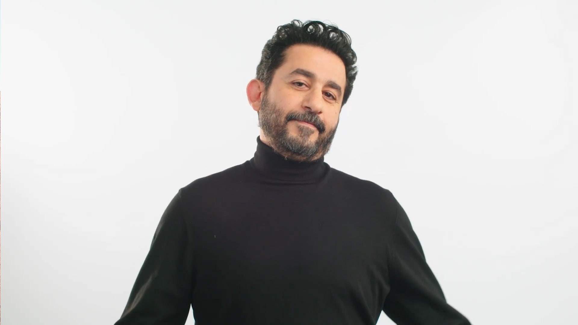 والدة احمد حلمي تتعرض لأزمة صحية وشقيقته تكشف التفاصيل 